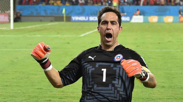 El arquero de la Roja es pieza clave en su selección. Con él en el arco Chile ganó la Copa América en 2015 y 2016 %image_alt%
