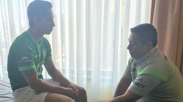 El doctor Fabián Pacheco revisando al lateral izquierdo Marvin Bejarano Foto: Prensa FBF %image_alt%