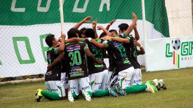 Los jugadores de Petrolero festejando uno de sus goles. Foto: Armando Vaca %image_alt%
