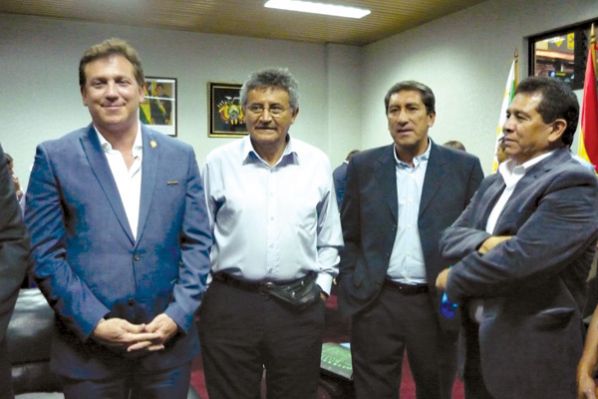 ALEJANDRO DOMÍNGUEZ (I), PRESIDENTE DE LA CONMEBOL, IVÁN CANELAS, (C-I) GOBERNADOR DE COCHABAMBA, TITO MONTAÑO (C-D), MINISTRO DE DEPORTES Y ROLANDO LÓPEZ, TITULAR DE LA FBF, EN MARZO DE 2016. ARCHIVO - ARIEL GUZMÁN