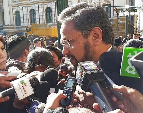 El viceminstro de Coordinación con los Movimientos Sociales, Alfredo Rada, en contacto con los medios.