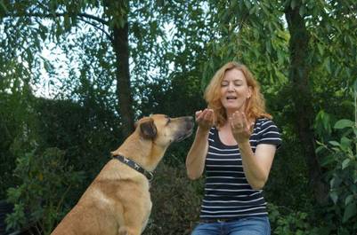 Rubio y Olivia juegan en el jardín (Facebook).