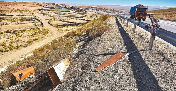 LAS HUELLAS DEL CONFLICTO. Un ataud destruido quedó a un lado de la carretera La Paz-Oruro, a la altura de Panduro. Ayer circuló la versión de que los cooperativistas mineros tenían dos cajones listos, uno para Illanes