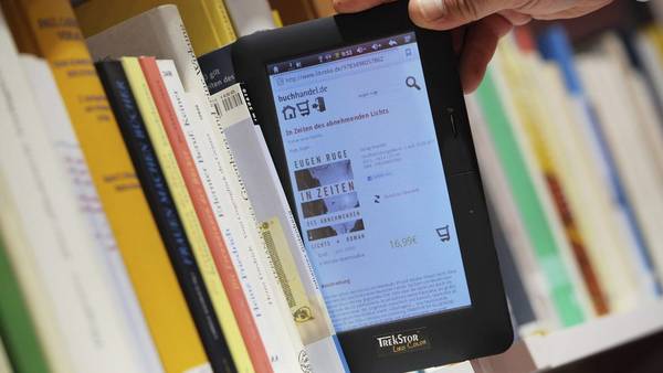 Otra forma de leer. Los libros electrónicos conviven con los de papel. /EFE
