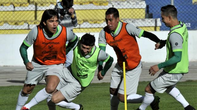 A la cabeza del internacional Marcelo Martins los seleccionados trabajaron en el estadio Hernando Siles. Foto. AFP %image_alt%