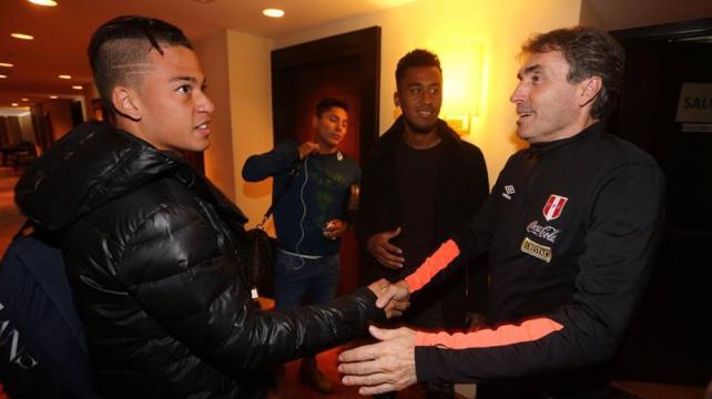 Juan Carlos Oblitas (Dcha.), gerente de la Federación de Perú, fue el encargado de recibir a los jugadores legionarios. Foto: FPF %image_alt%