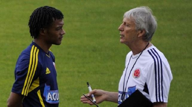 Juan Guillermo Cuadrado (izq.) y el entrenador José Néstor Pékerman planifican el cotejo contra Venezuela. Foto: Internet %image_alt%