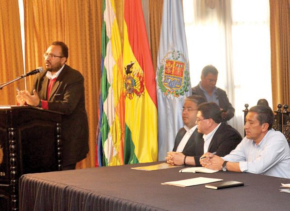 EL MINISTRO DE OBRAS PÚBLICAS, MILTON CLAROS, EXPLICA EL PROYECTO DE LICITACIÓN DE LA VILLA DEPORTIVA. ULISES CABRERA