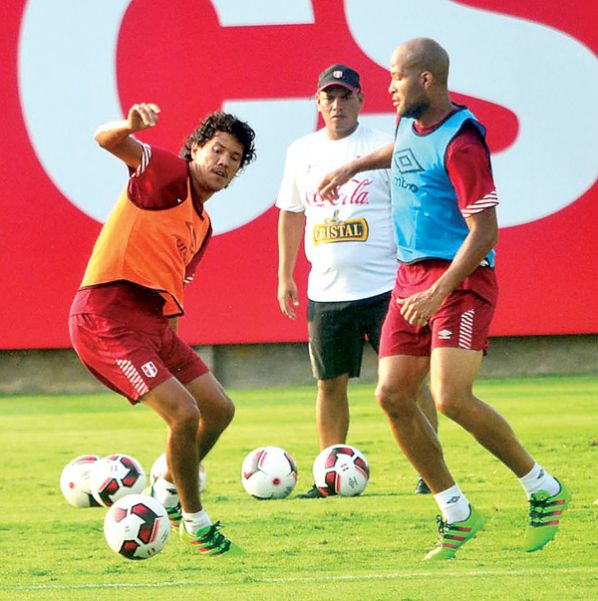 ÓSCAR VÍLCHEZ DURANTE LAS PRÁCTICAS CON PERÚ. DIAADIA.COM.AR