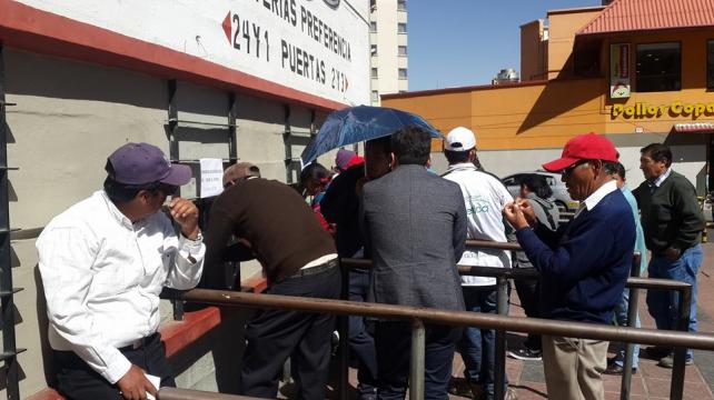 El primer día la gente fue llegando de poco a adquirir su boleto. Foto: Ezthel Arturo Llanque %image_alt%