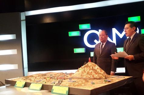 El ministro de Gobierno Carlos Romero muestra la maqueta del "teatro de operaciones" de los cooperativistas. Foto: Ministerio de Gobierno.