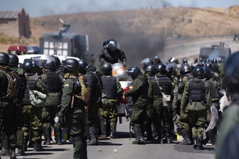   Enfrentamientos entre policías y cooperativistas mineros en la localidad de Panduro.