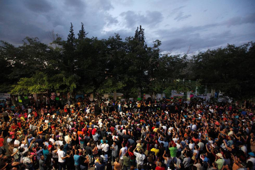 Admiradores de Juan Gabriel afuera de la casa del artista en Ciudad Juárez. Admiradores de Juan Gabriel afuera de la casa del artista en Ciudad Juárez.
