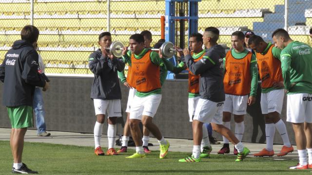 Edward Zenteno levantando pesas, el valluno fue titular junto a Ronald Raldes en la defensa. Foto Etzhel A. Llanque %image_alt%