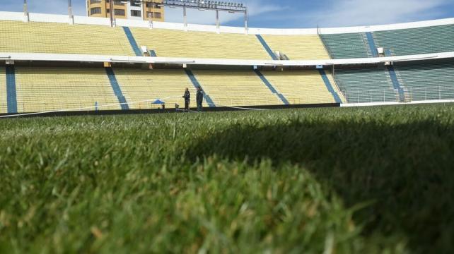 Así luce el gramado del estadio Hernando Siles para el duelo entre Bolivia y Perú. Foto: Etzhel Llanque %image_alt%