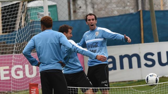 Diego Godín (dcha.) es uno de los pilares de la selección uruguaya, que tiene una difícil visita en la séptima fecha. Foto: AFP %image_alt%