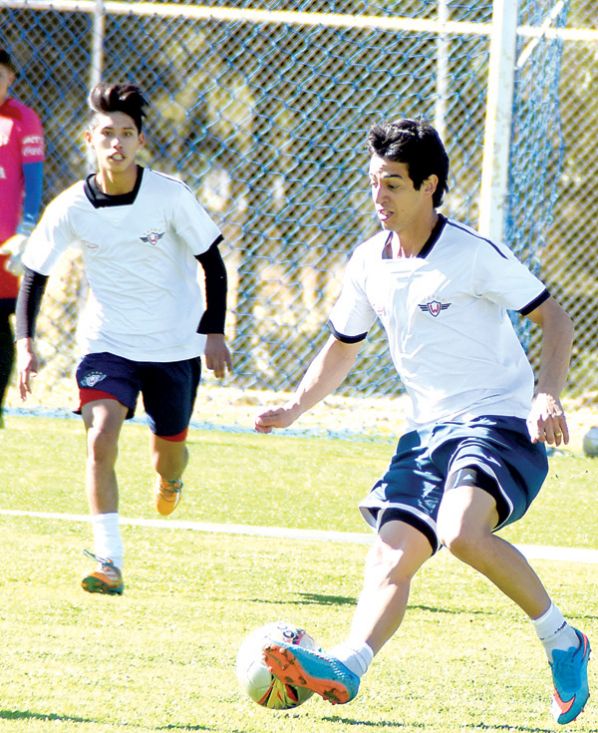 THOMAZ SANTOS (D) DOMINA LA PELOTA EN LAS PRÁCTICAS. DICO SOLÍS