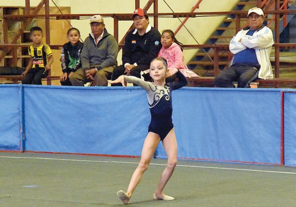 THAIS PEÑARRIETA REALIZA LA COREOGRAFÍA DISPUESTA PARA LA COMPETENCIA, AYER. NOÉ PORTUGAL