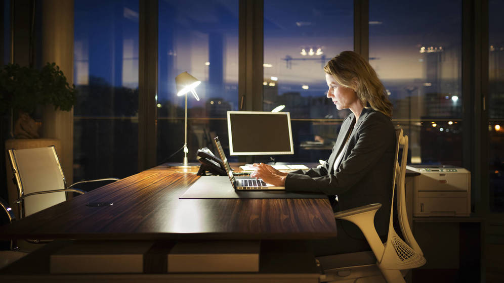 Foto: A esas horas nadie está activo en redes sociales, lo que hará mejorar tu rendimiento laboral. (iStock)