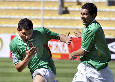 Joaquín Botero (izq.) y Wálter Flores celebran uno de los goles convertidos a Perú en 2008. Foto: Getty Images