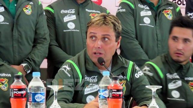 El técnico de la Verde habló con los medios de comunicación en La Paz. Foto: Etzhel Arturo Llanque %image_alt%