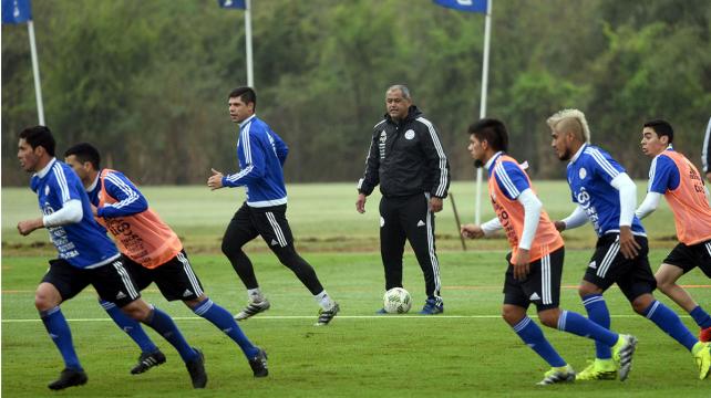 La selección paraguaya en pleno entrenamiento en el Centro de Formación de Complejo Albiroga en Ypané. Foto: AFP %image_alt%