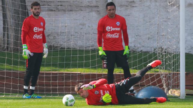 Cristopher Toselli atajando la pelota, durante el entrenamiento de la selección chilena. Foto: La Tercera %image_alt%