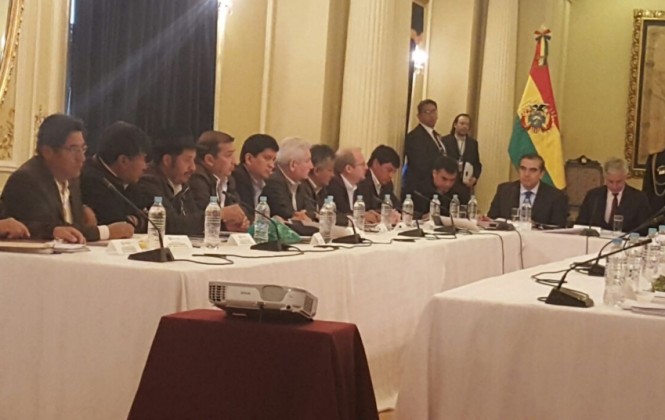 Gobernador Costas afirma que Gobierno dispuso de $us 180.000 millones y que Bolivia sigue siendo pobre Gobernador Costas afirma que Gobierno dispuso de $us 180.000 millones y que Bolivia sigue siendo pobre
