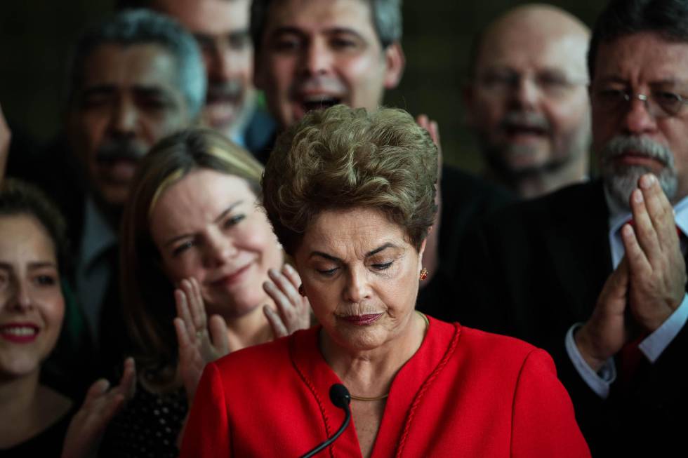 La ahora expresidenta de Brasil Dilma Rousseff habla frente al Palacio de Alborada en Brasilia (Brasil) La ahora expresidenta de Brasil Dilma Rousseff habla frente al Palacio de Alborada en Brasilia (Brasil)