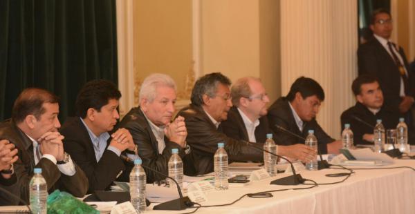 El Gobernador cruceño estuvo presente en la reunión, pero un impasse provocó que abandonara l reunión por pacto fiscal.