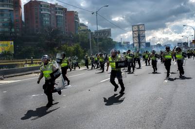 La policía se enfrentó con un pequeño grupo de encapuchados. Los organizadores de la marcha dijeron que eran infiltrados. (EFE)