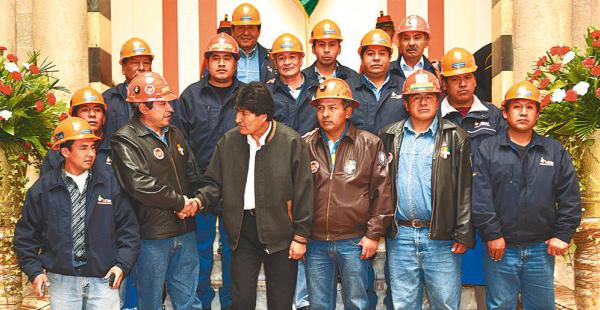El presidente Evo Morales estuvo acompañado por un sector de los mineros en Palacio Quemado