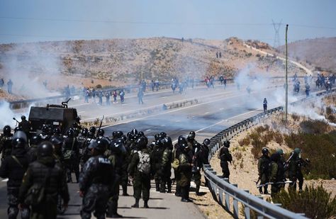 Enfrentamientos entre policías y cooperativistas mineros en la localidad de Panduro.