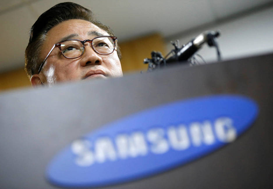 Koh Dong-jin, presidente de Samsung Electronics Mobile, en el anuncio ayer de la decisión de Samsung de detener las ventas mundiales del Galaxy Note 7. (Foto: Reuters)