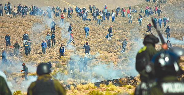 la tensión de la dinamita durante la última protesta minera Cooperativistas mineros se enfrentaron a los policías y secuestraron a un viceministro, que fue muerto a golpes