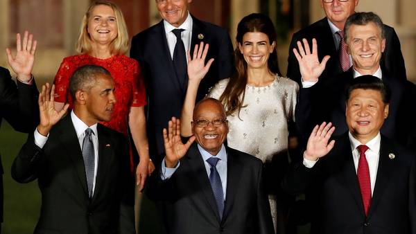 Barack Obama en la foto de familia, al comienzo de la Cumbre del G-20. detrás Juliana y el presidente Macri. (Foto: AP) (AP Photo/Ng Han Guan)