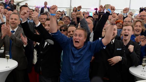 Los miembros del partido de ultraderecha xenófoba celebran los resultados de las elecciones en Mecklenburg-Western Pomerania.  (Daniel Bockwoldt/dpa via AP)