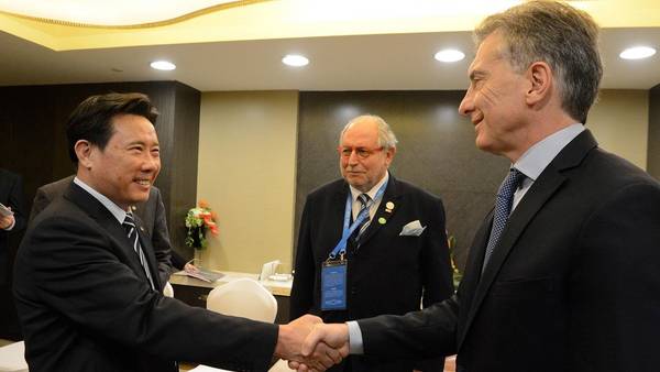 Macri con Liang Wengen, titular de Sany. empresa dedicada a la producción de maquinaria para la construcción. (DYN)