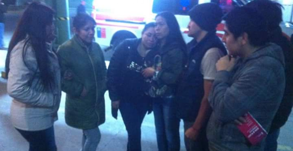 Un grupo de personas llegó hasta el centro médico en la comunidad Recoleta en donde se confirmó la muerte de la mujer