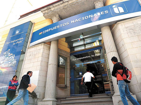 La Paz. Puerta principal de una de las oficinas del Servicio de Impuestos Nacionales en la avenida 20 de Octubre.