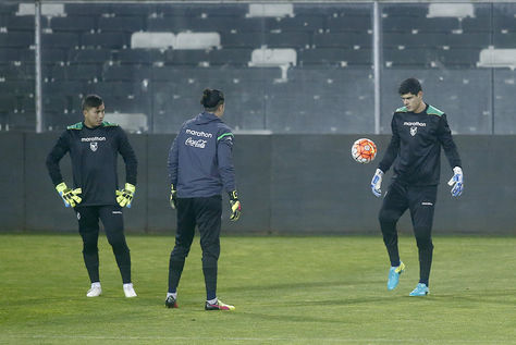 Los goleros de Bolivia Romel Quiñónez (izq.), Guillermo Viscarra y Carlos Lampe, en el entrenamiento de reconocimiento en Chile. (Foto: EFE).