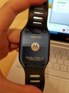 Motorola-smartwatch-prototype-featured-a-rectangular-screen-and-a-microUSB-port-2