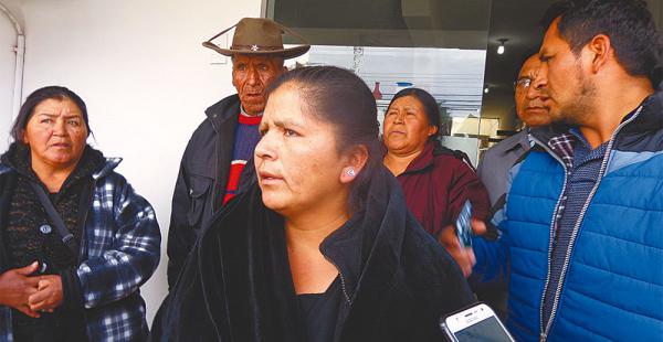 Martha Saavedra, hermana de Ernesto, que está en la clínica Maurer, llegó con otros parientes a visitarlo