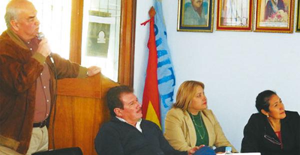 A invitación del Comité Cívico de Camiri a la presidenta de la Asamblea Legislativa Departamental (ALD), una delegación de la ALD se constituyó en esta ciudad para explicar sobre los estatutos autonómicos y el pacto fiscal.