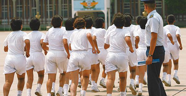 aspirantes al colmilav este año, de más de 200 postulantes, unas 40 fueron mujeres Damas cadetes en una rutina de ejercicios en las instalaciones del Colegio Militar de Aviación