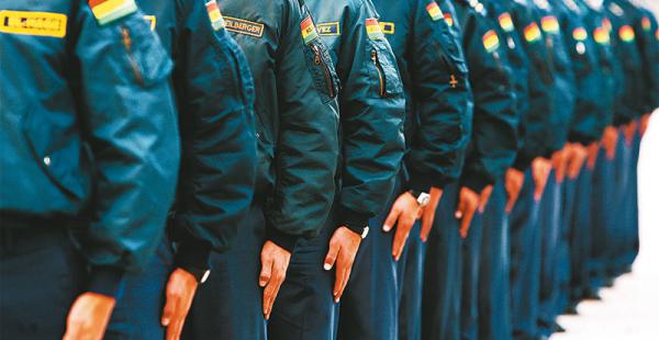 La baja de tres mujeres cadetes del Colegio Militar de Aviación ha dado lugar a una controversia entre la justicia militar y la constitucional