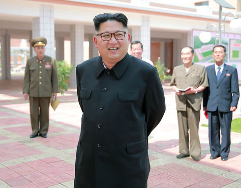 El líder norcoreano Kim Jong-Un (C) en la inspección de una escuela secundaria en Pyongyang.