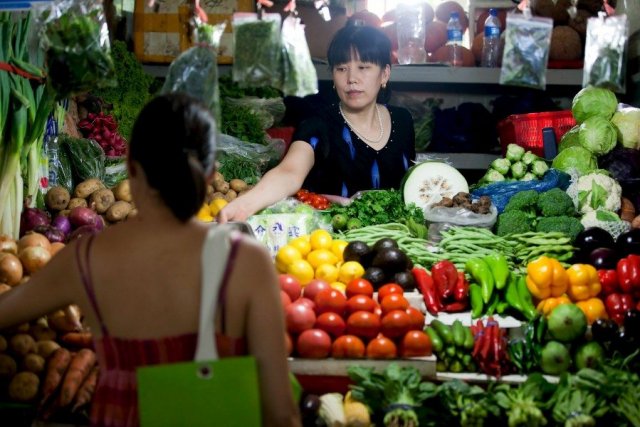 Puesto de fruta y verdura en una tienda en Pekín (China). EFE/Diego Azubel