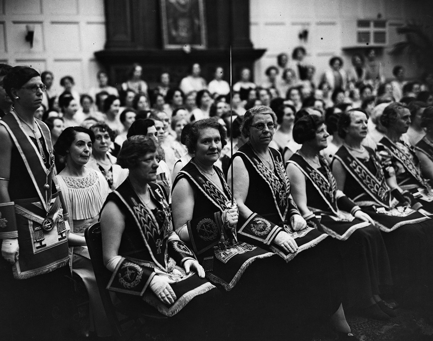 Imagen tomada en junio de 1937 de mujeres en el templo masónico de Caxton Hall, Westminster.