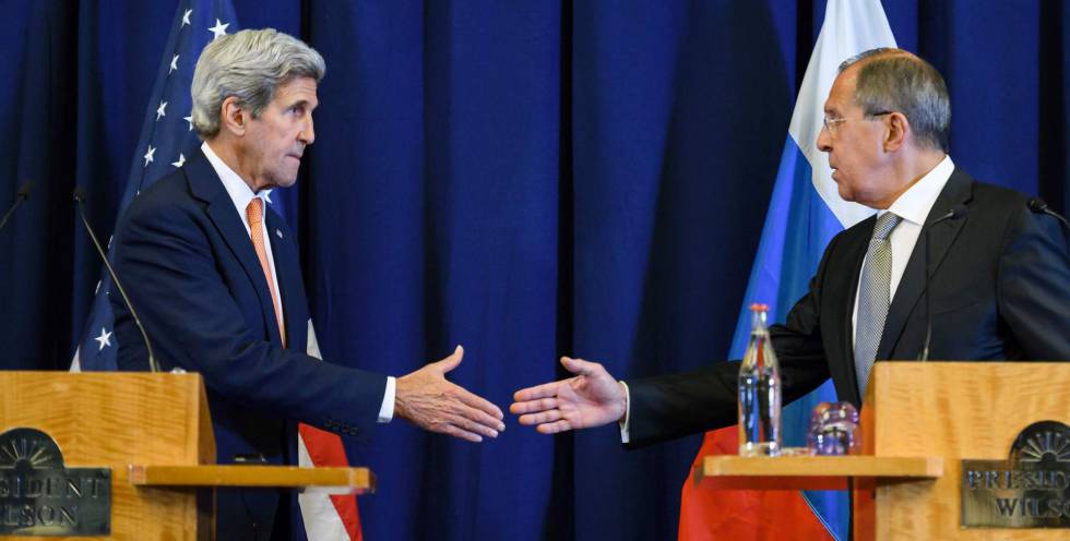 Kerry y Lavrov se dan la mano tras anunciar el acuerdo. Kerry y Lavrov se dan la mano tras anunciar el acuerdo.